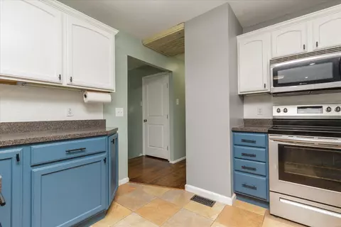 Kitchen - 476 Applestone Dr, Ballwin, MO 63021 photo 4 of 4