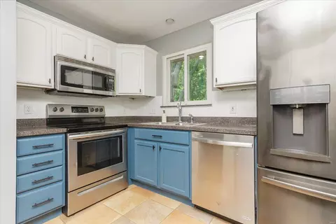 Kitchen - 476 Applestone Dr, Ballwin, MO 63021 photo 2 of 4