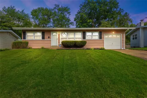 165 Dauphin Ln, Florissant, MO 63033