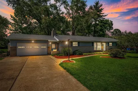 5371 Kerth Rd, Saint Louis, MO 63128