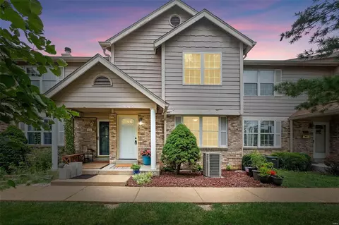277 Carmel Woods Dr, Ellisville, MO 63021