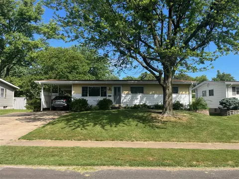 1265 Night Dr, Florissant, MO 63031