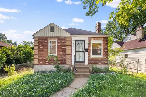 210 Newell Dr, Saint Louis, MO 63135