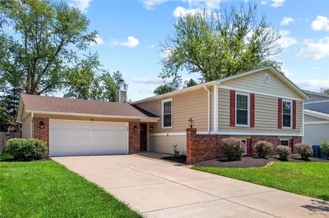 226 Village Creek Ct, Ballwin, MO 63021