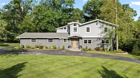 1721 S Mcknight Rd, Ladue, MO 63124