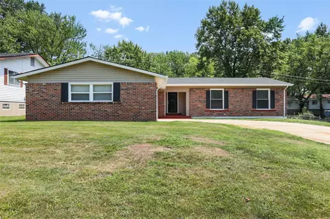 11862 Hidden Lake Dr, Saint Louis, MO 63138