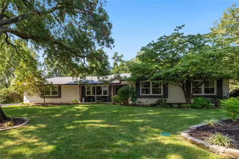 423 Magna Carta Dr, Creve Coeur, MO 63141