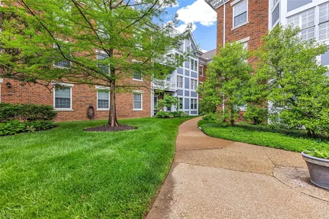 440 E Lockwood Ave #204, Saint Louis, MO 63119