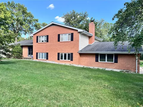 12156 Regency Dr, Saint Louis, MO 63128