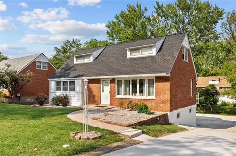 8716 Del Vista Dr, Saint Louis, MO 63126
