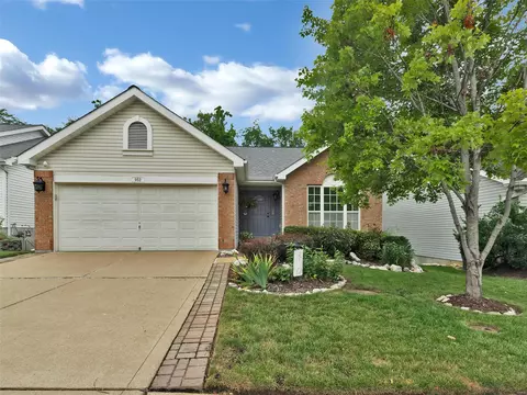 952 Oak Knoll Mnr, Saint Louis, MO 63119