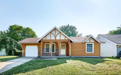 2800 Sherwood Dr, Florissant, MO 63031