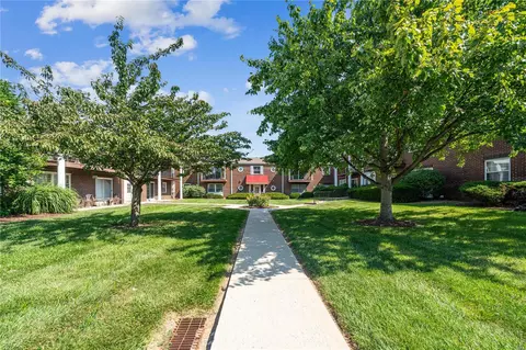 10311 Forest Brook Ln #D, Saint Louis, MO 63146