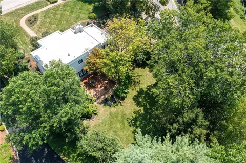 Exterior - 1 Daniel Rd, Ladue, MO 63124 photo 10 of 10