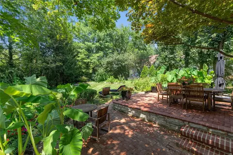 Exterior - 1 Daniel Rd, Ladue, MO 63124 photo 6 of 10