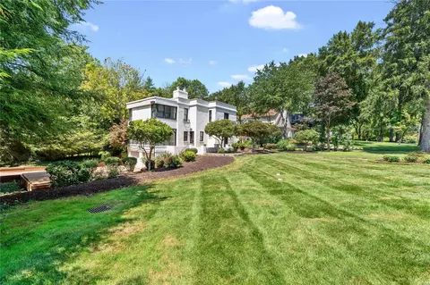 1 Daniel Rd, Ladue, MO 63124