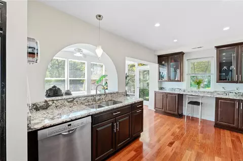 Kitchen - 1 Daniel Rd, Ladue, MO 63124 photo 2 of 3