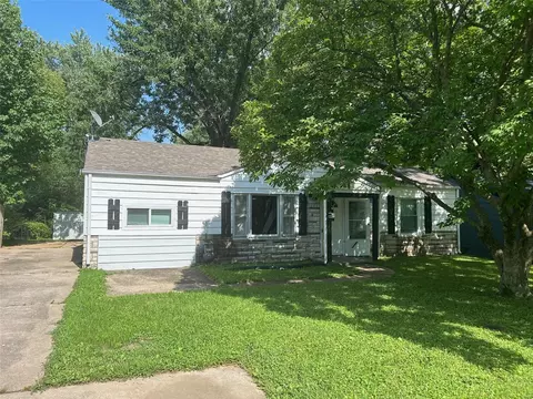 9802 Dennis Dr, Saint Louis, MO 63136