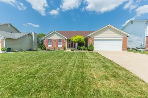3045 Country Knoll Dr, Saint Charles, MO 63303