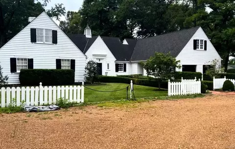 10510 Ladue Rd, Creve Coeur, MO 63141
