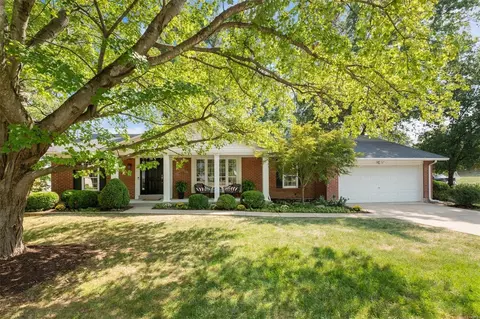 13284 Gateroyal Dr, Des Peres, MO 63131