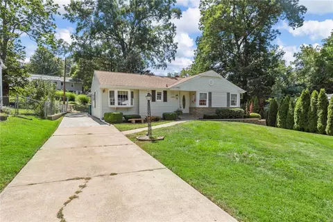 1457 Crossbrook Dr, Saint Louis, MO 63119