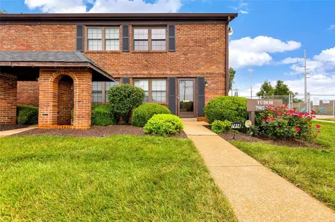 7916 Royal Arms Ct, Saint Louis, MO 63123