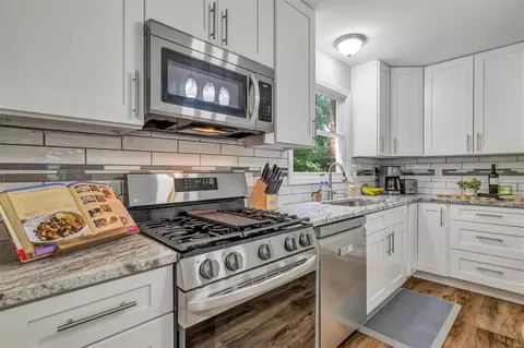 Kitchen - 569 Monroe Mill Dr, Ballwin, MO 63011 photo 4 of 7