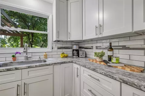 Kitchen - 569 Monroe Mill Dr, Ballwin, MO 63011 photo 6 of 7