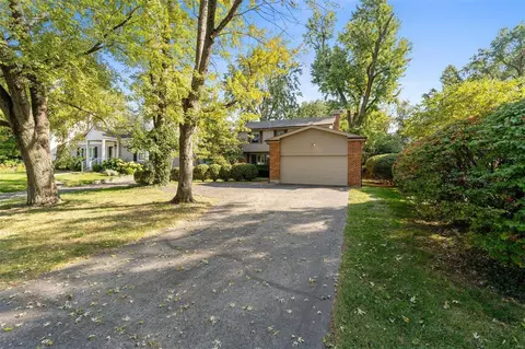 9260 Old Bonhomme Rd, Olivette, MO 63132