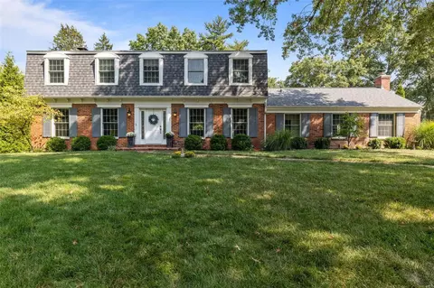 310 Conway Lake Dr, Saint Louis, MO 63141