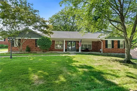 320 Dungate Dr, Chesterfield, MO 63017