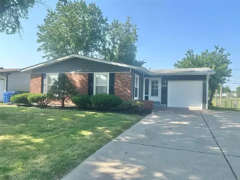1670 Flamingo Dr, Florissant, MO 63031