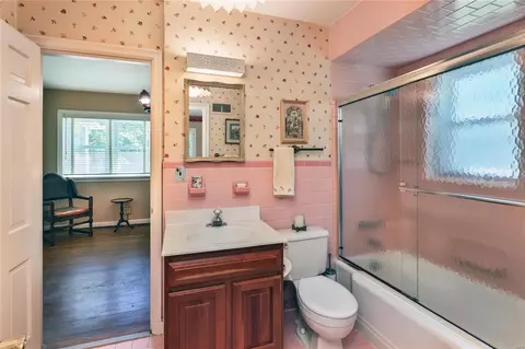 Bath - 26 Dielman Rd, Ladue, MO 63124 photo 1 of 3