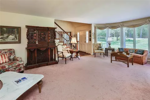 Living - 26 Dielman Rd, Ladue, MO 63124 photo 2 of 4