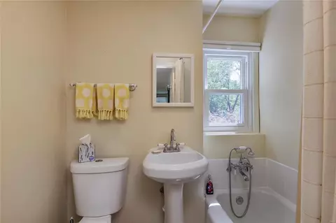 Bath - 26 Dielman Rd, Ladue, MO 63124 photo 3 of 3