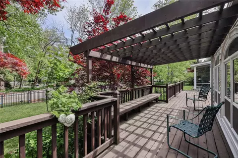 Exterior - 26 Dielman Rd, Ladue, MO 63124 photo 5 of 9