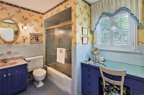 Bath - 26 Dielman Rd, Ladue, MO 63124 photo 2 of 3