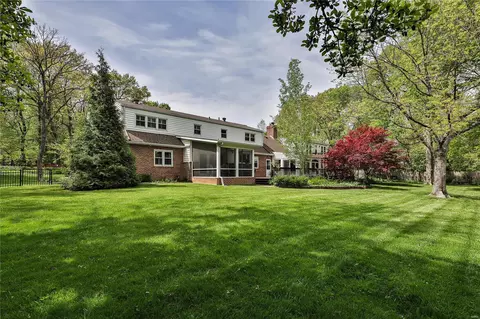 Exterior - 26 Dielman Rd, Ladue, MO 63124 photo 3 of 9