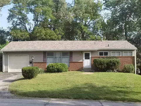 8829 Iroquois Dr, Saint Louis, MO 63132