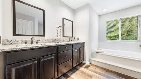 Bath - 927 Pheasant Woods Dr, Manchester, MO 63021 photo 2 of 4