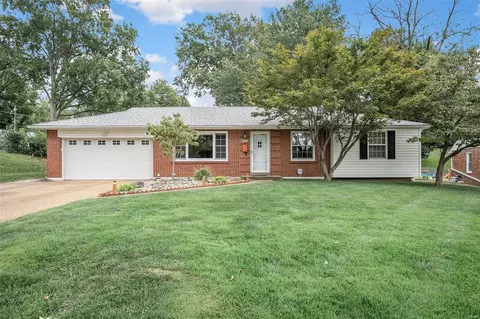 6 Leicester Ln, Saint Louis, MO 63135