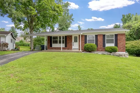 30 Glenmark Ct, Maryland Heights, MO 63043