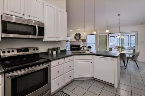 Kitchen - 752 River Glen Dr, O'fallon, MO 63368 photo 2 of 3