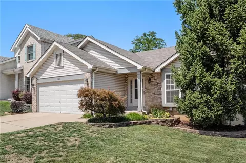 924 Oak Knoll Manor Dr, Marlborough, MO 63119