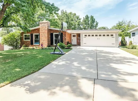 2923 Mid Course Dr, Saint Louis, MO 63125