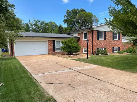 609 Fox Creek Ct, Saint Louis, MO 63126