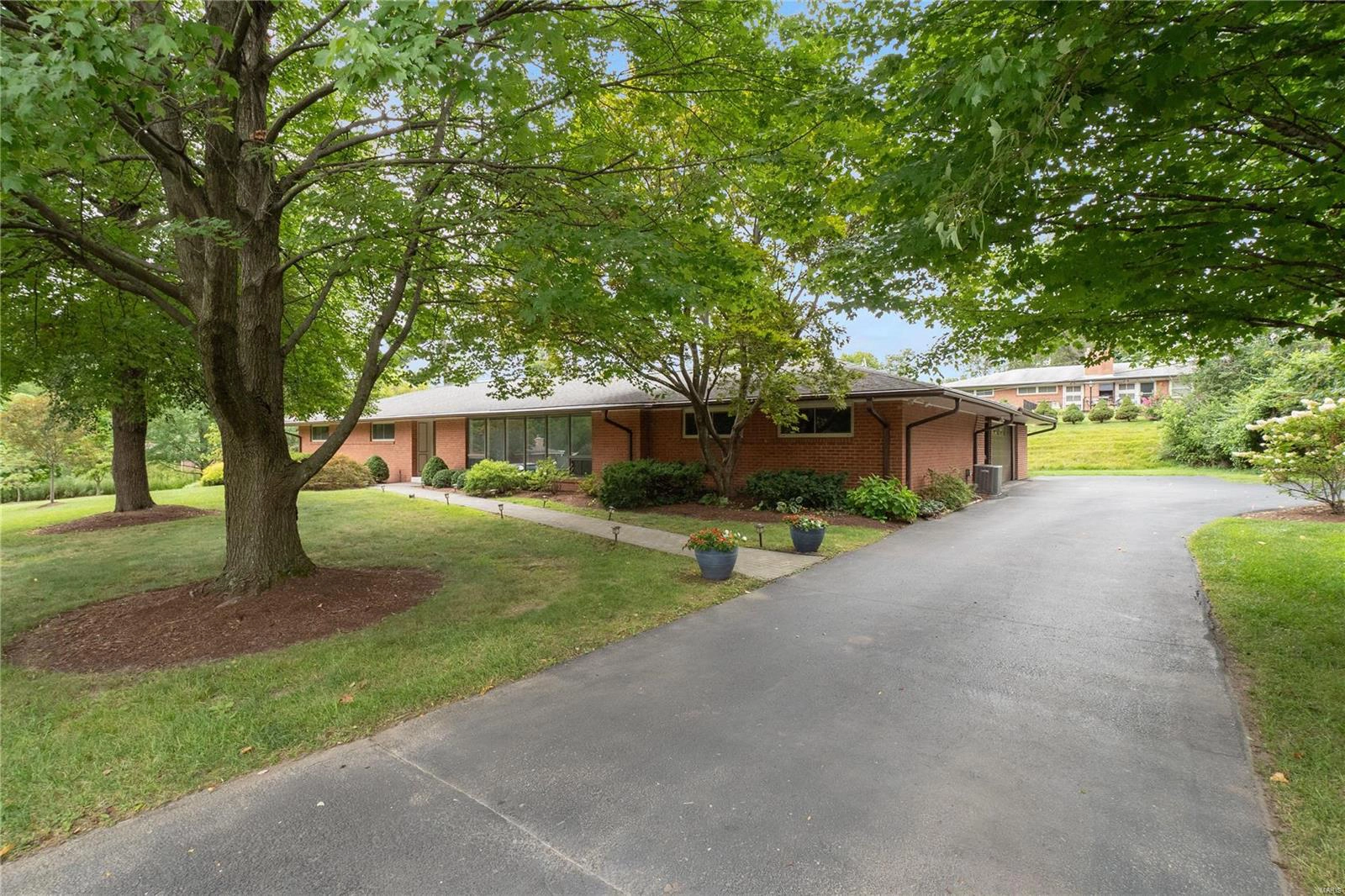 6 Green Oaks Dr  