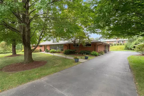 6 Green Oaks Dr, Olivette, MO 63132