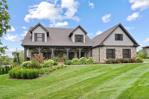 810 S Price Rd, Ladue, MO 63124